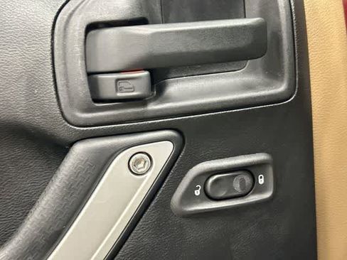 Used 2011 Jeep Wrangler Unlimited Rubicon w/ Connectivity Group AWD/4WD image 20