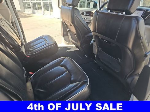 Used 2023 Chrysler Pacifica Limited FWD image 11