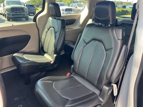 Used 2023 Chrysler Pacifica Touring-L FWD image 19