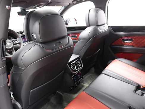 Used 2022 Bentley Bentayga AWD/4WD image 70