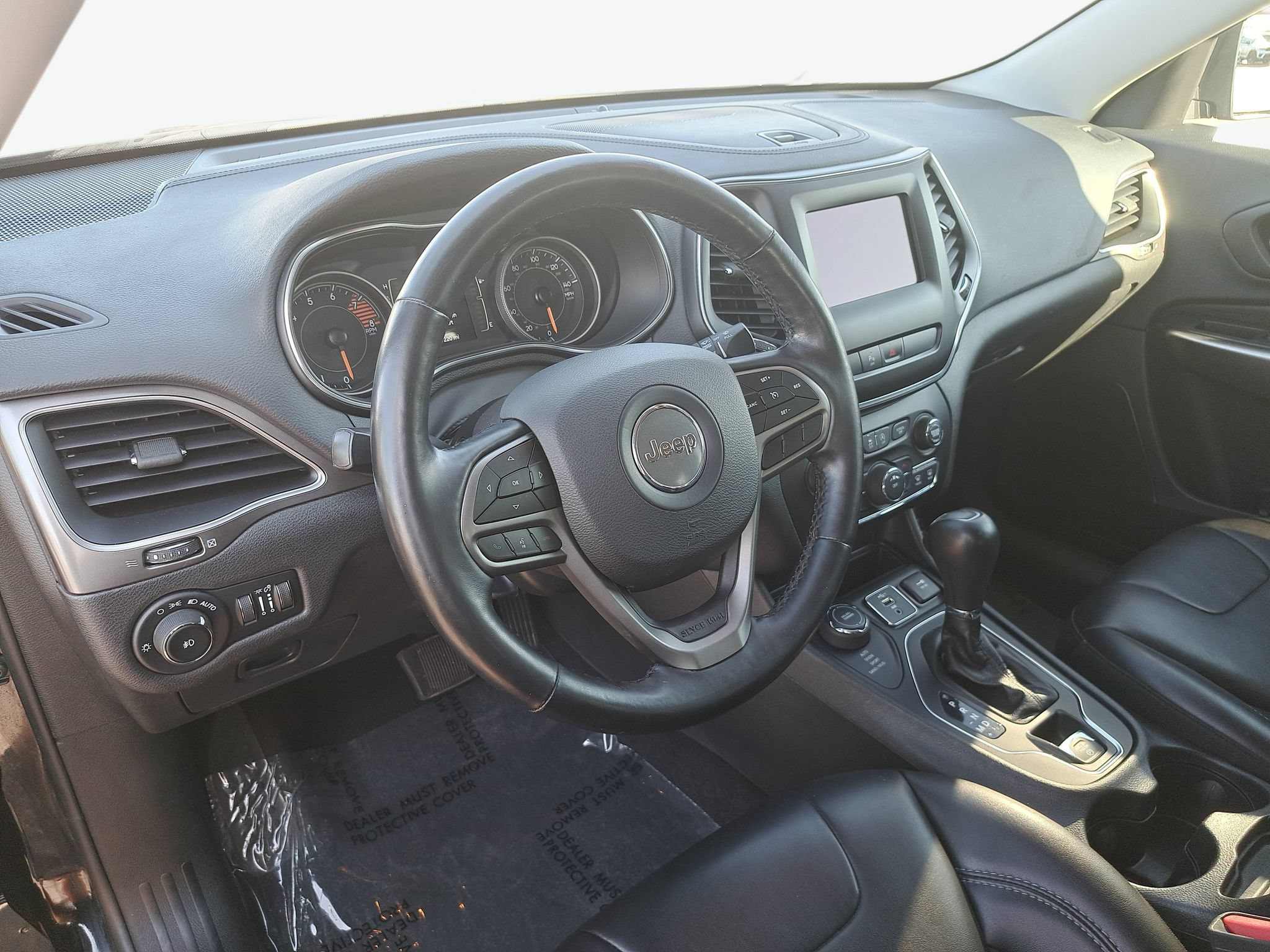 Used 2019 Jeep Cherokee Latitude Plus w/ Cold Weather Group AWD/4WD image 16