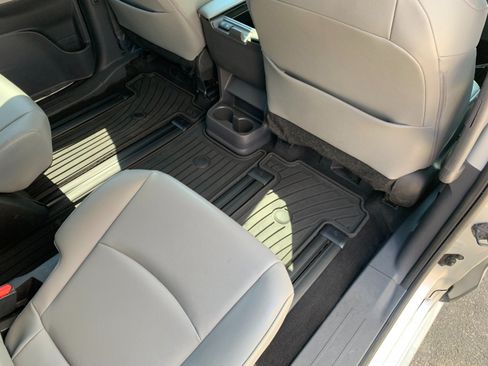 Used 2022 Toyota Sienna XLE AWD/4WD image 36