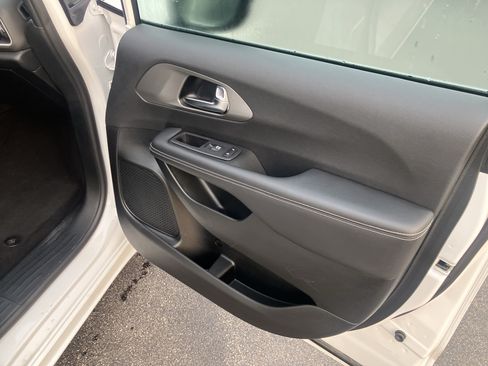 Used 2025 Chrysler Pacifica Select FWD image 10