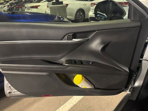 Used 2022 Toyota Camry SE w/ Carpet Mat Package (TMS) image 9