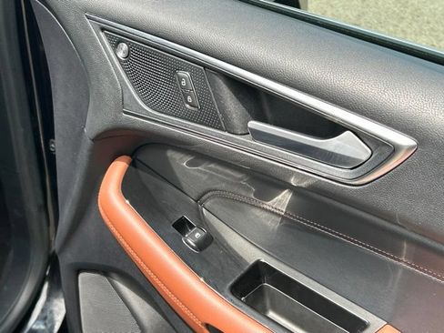 Used 2019 Ford Edge Titanium w/ Equipment Group 301A AWD/4WD image 28