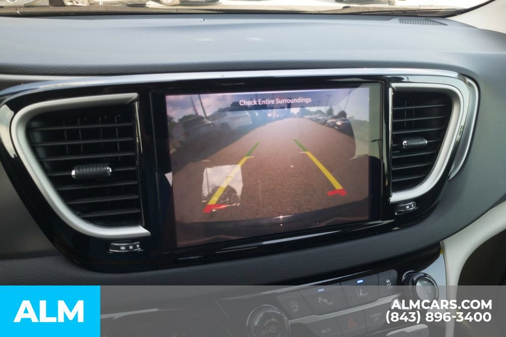 Used 2024 Chrysler Pacifica Touring-L FWD image 24