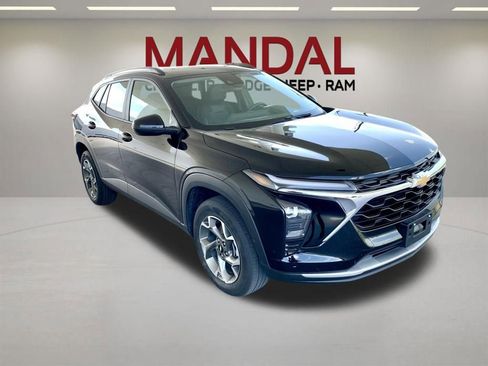 Used 2025 Chevrolet Trax LT w/ LT Convenience Package FWD image 5