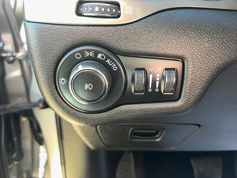 Used 2020 Jeep Cherokee Latitude Plus image 23