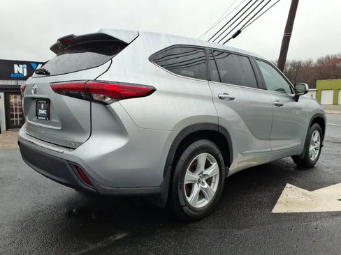 Used 2021 Toyota Highlander LE image 3