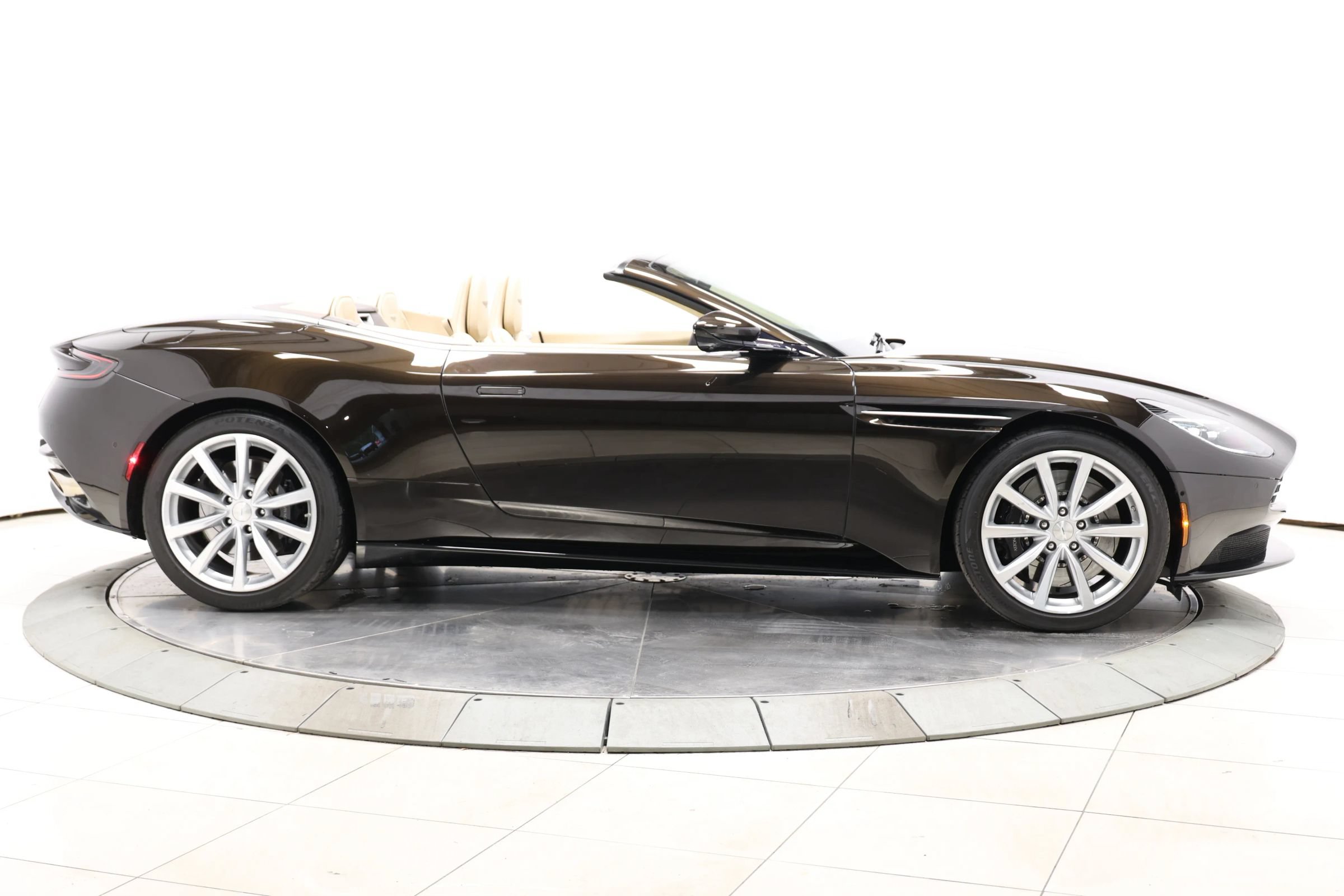 Used 2019 Aston Martin DB11 Volante RWD image 76