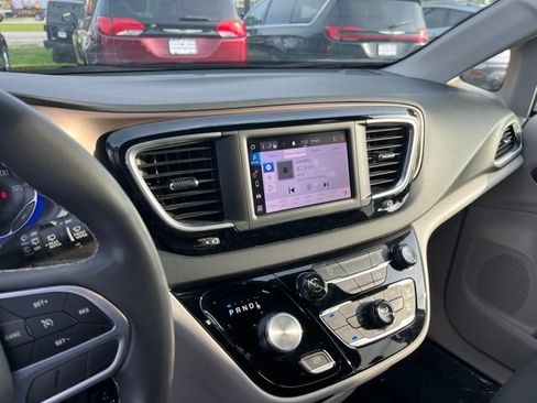 Used 2023 Chrysler Voyager LX FWD image 21