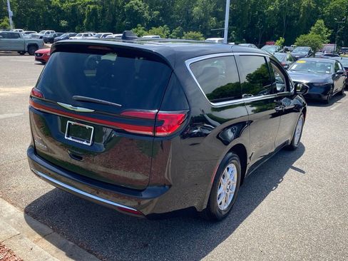 Used 2024 Chrysler Pacifica Touring-L FWD image 16