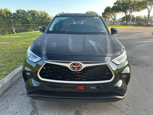 Used 2023 Toyota Highlander XLE AWD/4WD image 9