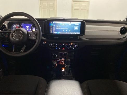 Used 2024 Jeep Wrangler Unlimited image 10