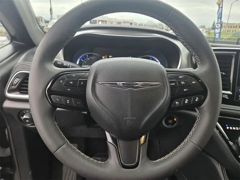 Used 2022 Chrysler Pacifica Limited w/ Uconnect Theater Family Group image 21