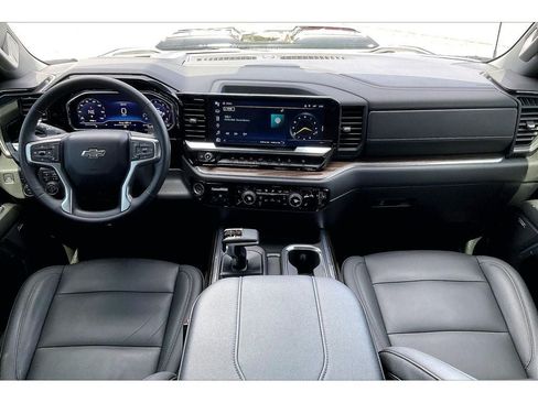 Used 2024 Chevrolet Silverado 1500 LT Trail Boss w/ LT Trail Boss Premium Package AWD/4WD image 17