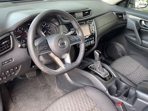Used 2019 Nissan Rogue SV w/ Premium Package AWD/4WD image 18