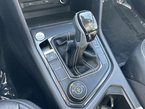 Used 2023 Volkswagen Tiguan SE w/ Panoramic Sunroof Package image 32