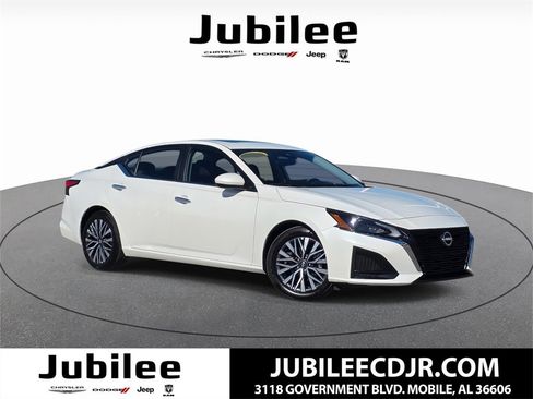 Used 2024 Nissan Altima 2.5 SV w/ SV Premium Package image 1