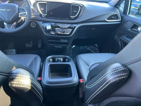Used 2025 Chrysler Pacifica Select image 20