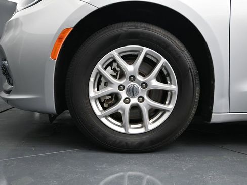 Used 2024 Chrysler Pacifica Touring-L FWD image 15