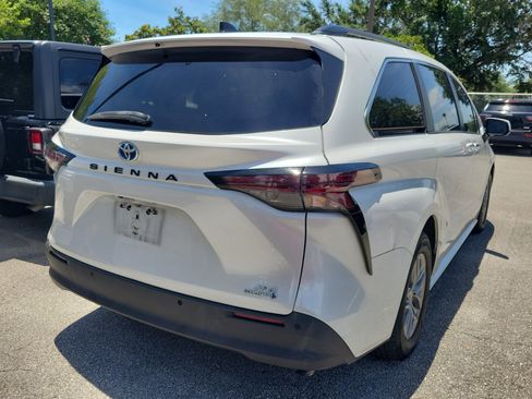 Used 2023 Toyota Sienna XLE FWD image 4