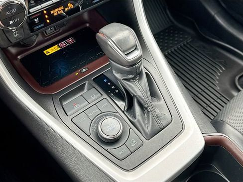 Used 2022 Toyota RAV4 Limited image 17