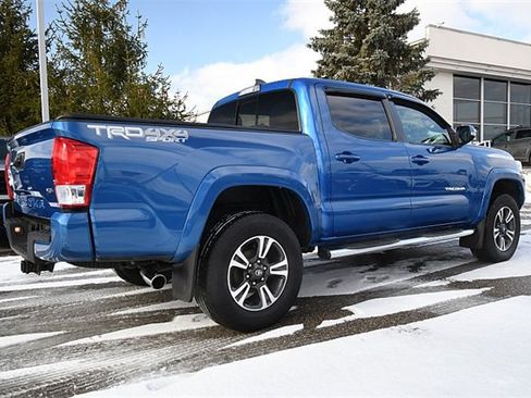 Used 2017 Toyota Tacoma TRD Sport image 7