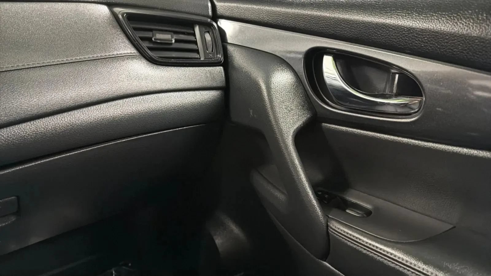 Used 2018 Nissan Rogue SV AWD/4WD image 16