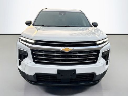 Used 2025 Chevrolet Traverse LT image 2