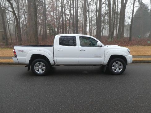 Used 2011 Toyota Tacoma PreRunner image 25