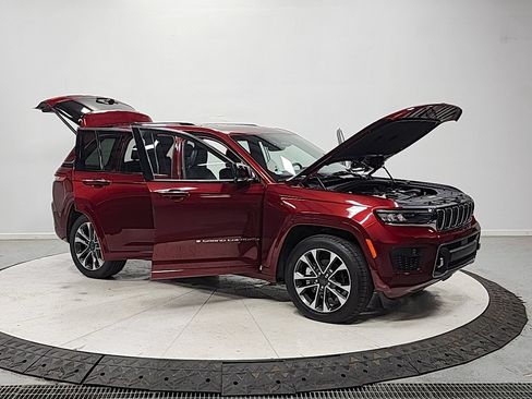 Used 2023 Jeep Grand Cherokee Overland AWD/4WD image 9