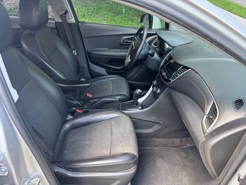 Used 2019 Chevrolet Trax LT w/ LT Convenience Package FWD image 15