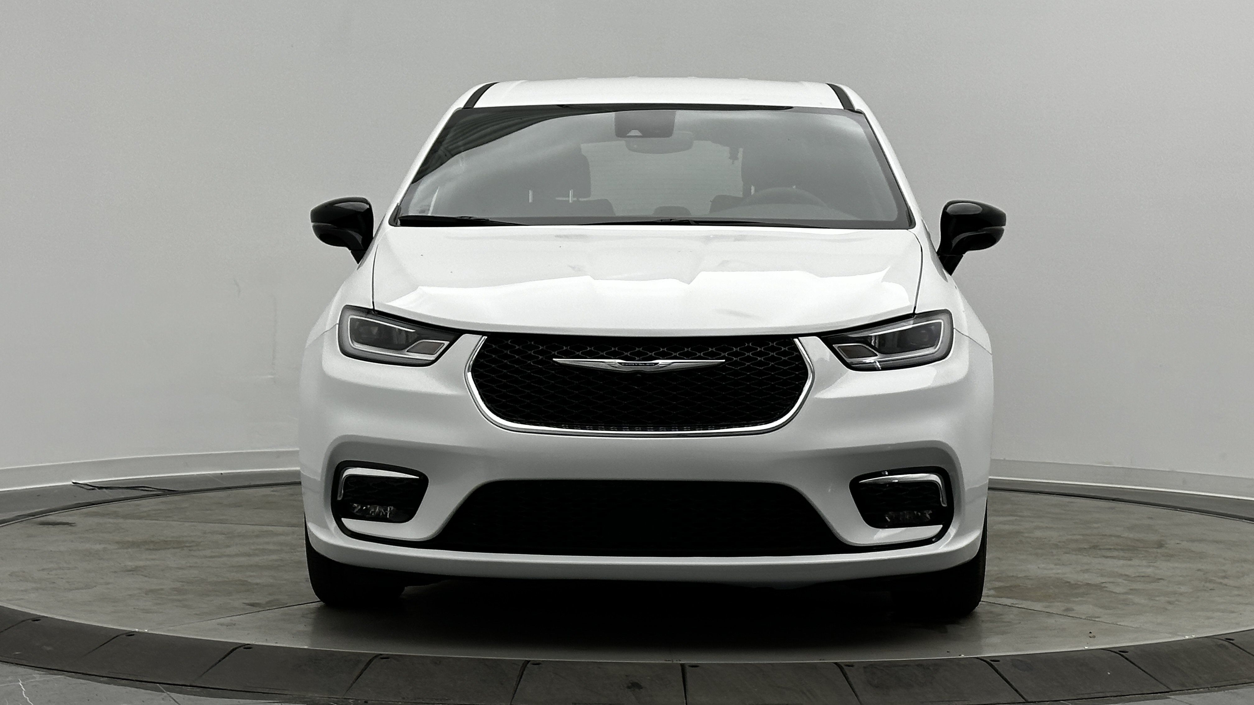 Used 2025 Chrysler Pacifica Select FWD image 2