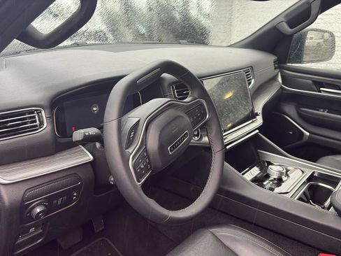 Used 2024 Jeep Wagoneer Series II image 8