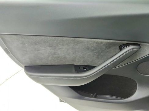 Used 2024 Tesla Model Y 2WD image 31