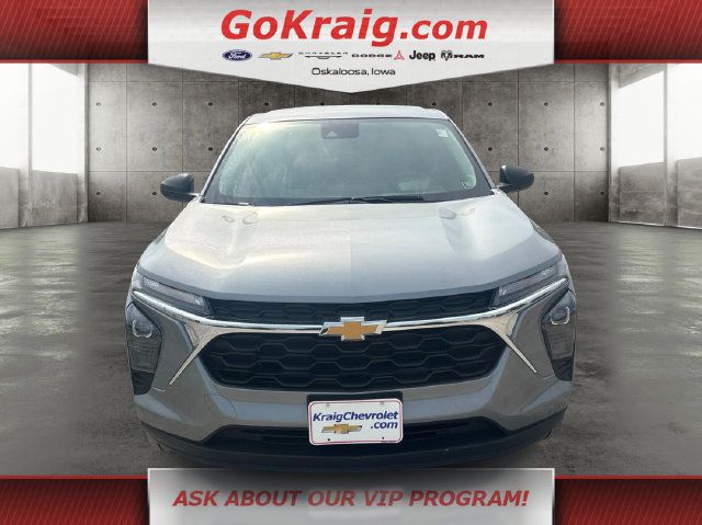 Used 2026 Chevrolet Trax LS FWD image 2