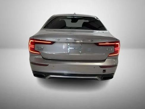 Used 2020 Volvo S60 T5 R-Design image 5