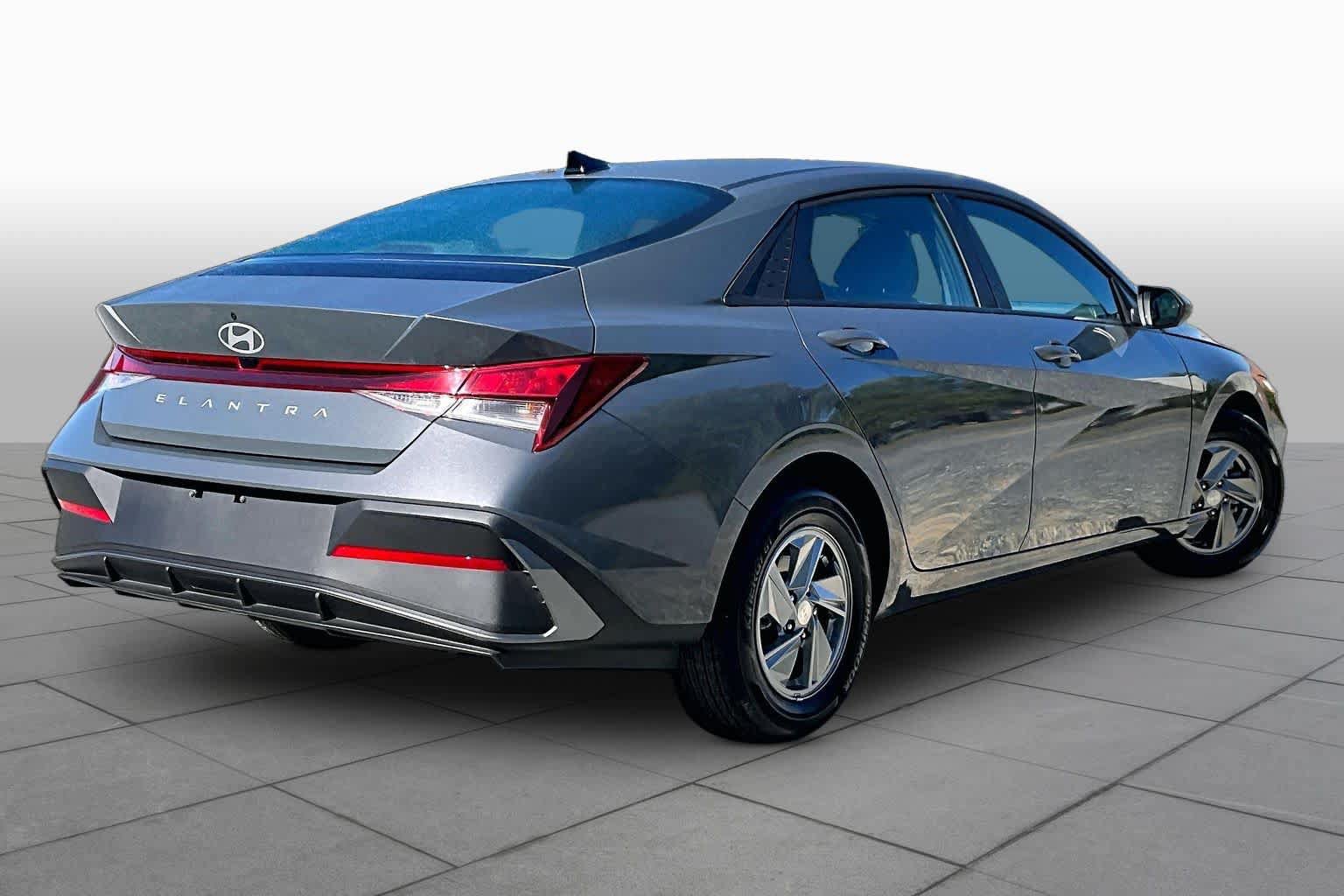 Used 2026 Hyundai Elantra SE FWD image 13
