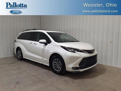 Used 2021 Toyota Sienna XLE image 1