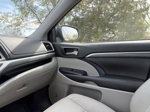 Used 2019 Toyota Highlander Limited Platinum image 26