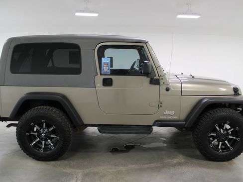 Used 2005 Jeep Wrangler Unlimited AWD/4WD image 11