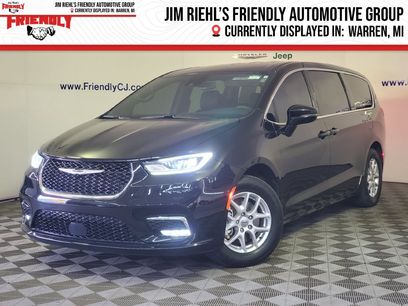 Used 2025 Chrysler Pacifica Select w/ Uconnect Theater Family Group