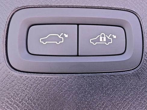 Certified 2025 Volvo XC90 B6 Plus AWD/4WD image 22