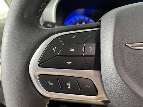 Used 2023 Chrysler Pacifica Touring-L FWD image 24