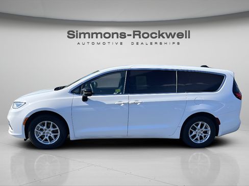Used 2025 Chrysler Pacifica Select FWD image 2
