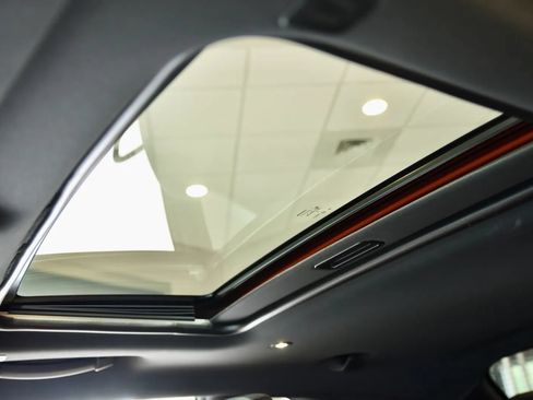 Used 2018 Dodge Challenger R/T Scat Pack RWD image 19