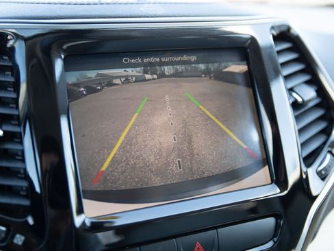 Used 2019 Jeep Cherokee Limited AWD/4WD image 18