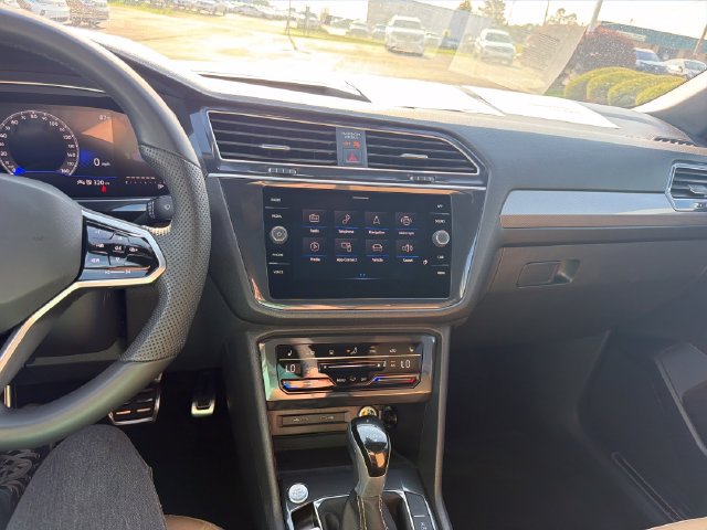 Certified 2024 Volkswagen Tiguan SE R-Line AWD/4WD image 17