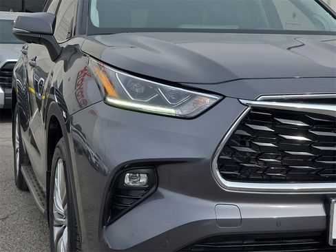 Used 2023 Toyota Highlander Platinum image 10